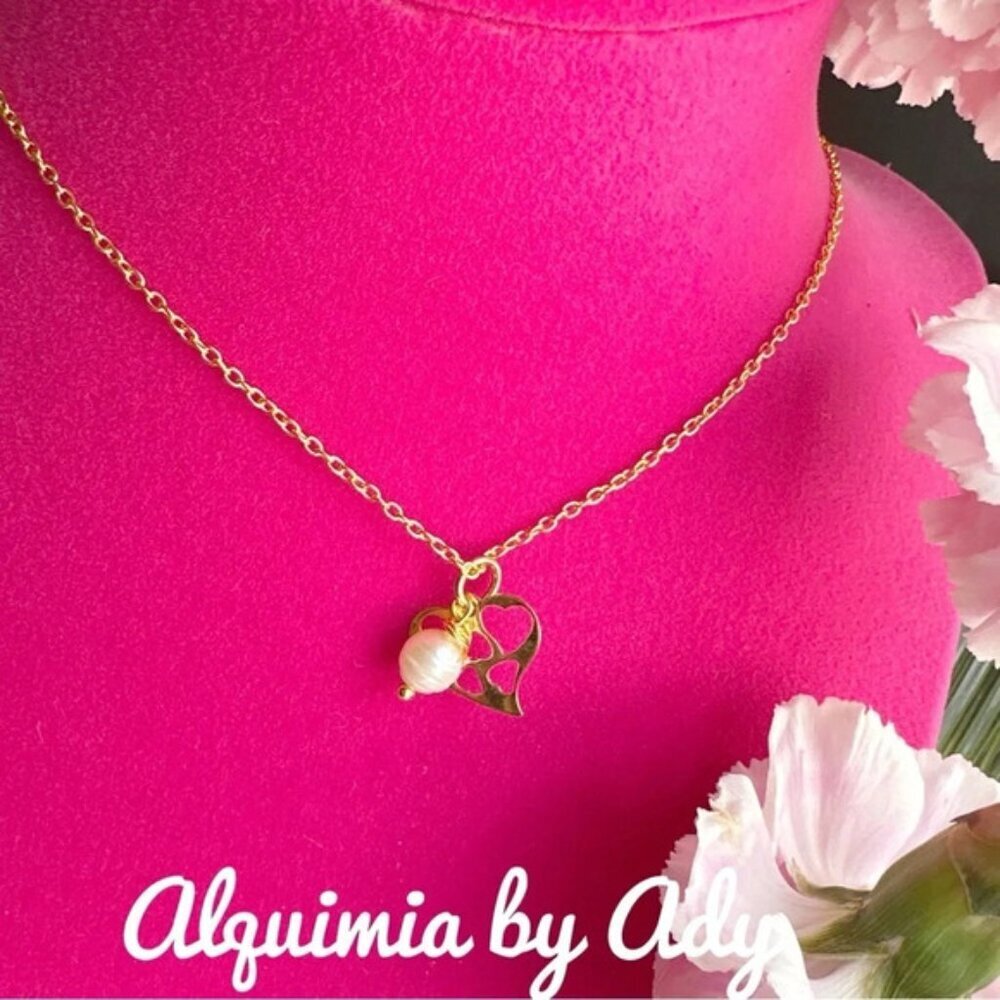 Gold Heart  charm freshwater pearl dainty necklace